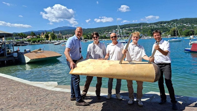 Stolz auf den ersten Schmimmkörper für das Flugboot sind Bernhard Plasounig, Simon Friedl, Karl ...