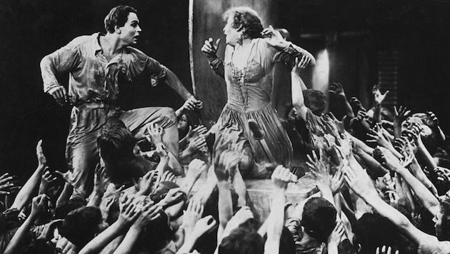 Langs legendärer Film „Metropolis“ (1927) revolutionierte das Filmgenre und hat inhaltlich ...