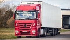 Der deutsche Fahrzeughersteller Daimler Truck hat wegen Brandgefahr 131.000 Lkw der Marke ...