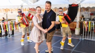 Der erste Tanz am Villacher Kirchtag: Gemeinsam mit Gastronom Gerfried Hopf schwinge ich das ...
