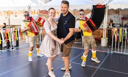 Der erste Tanz am Villacher Kirchtag: Gemeinsam mit Gastronom Gerfried Hopf schwinge ich das ...