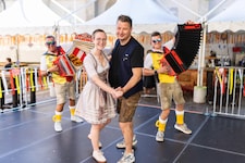 Der erste Tanz am Villacher Kirchtag: Gemeinsam mit Gastronom Gerfried Hopf schwinge ich das ...