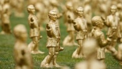 Die Figuren sind nur lose im Boden verankert.
