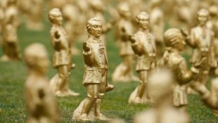 Die Figuren sind nur lose im Boden verankert.