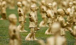 Die Figuren sind nur lose im Boden verankert.