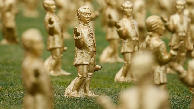 Die Figuren sind nur lose im Boden verankert.