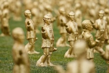 Die Figuren sind nur lose im Boden verankert.