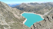 Vom Gipfel blickt man jäh auf den Finstertaler Stausee hinunter.