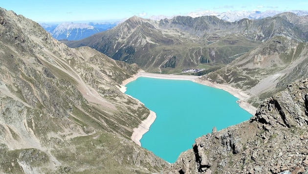 Vom Gipfel blickt man jäh auf den Finstertaler Stausee hinunter.
