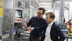 Geschäftsführer Rainer Pascher (re.) und Werksleiter Karl Ott bei der neuen Abfüllanlage