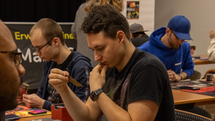 Lukas Kloibhofer (li., vorne) ist Yu-Gi-Oh!-Profi und lädt am Samstag Gleichgesinnte nach ...