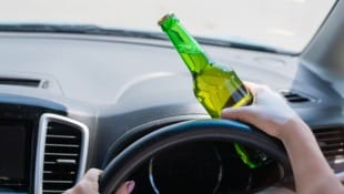 Trinken am Steuer ist nie eine gute Idee: Wir zeigen, wie Gerichte entschieden haben. 