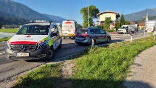Der verletzte Radfahrer wurde von den Rettungskräften abtransportiert und in das Krankenhaus ...
