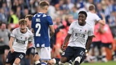 Während die Spieler von Aarhus jubeln, können die Posen-Kicker es nicht glauben. 