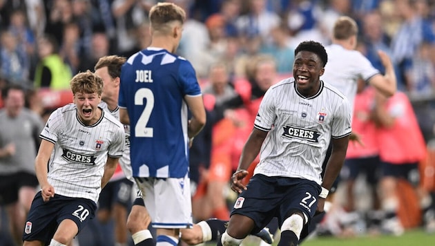 Während die Spieler von Aarhus jubeln, können die Posen-Kicker es nicht glauben.