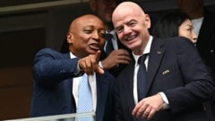 FIFA-Boss Gianni Infantino (rechts) im Gespräch mit CAF-Präsident Patrice Motsepe. 