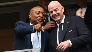 FIFA-Boss Gianni Infantino (rechts) im Gespräch mit CAF-Präsident Patrice Motsepe. 
