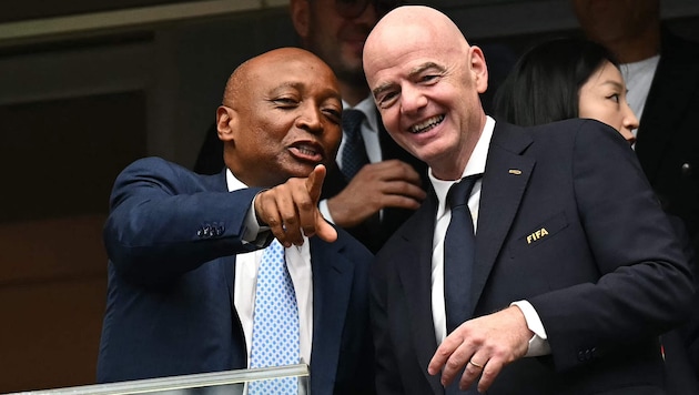 FIFA-Boss Gianni Infantino (rechts) im Gespräch mit CAF-Präsident Patrice Motsepe.