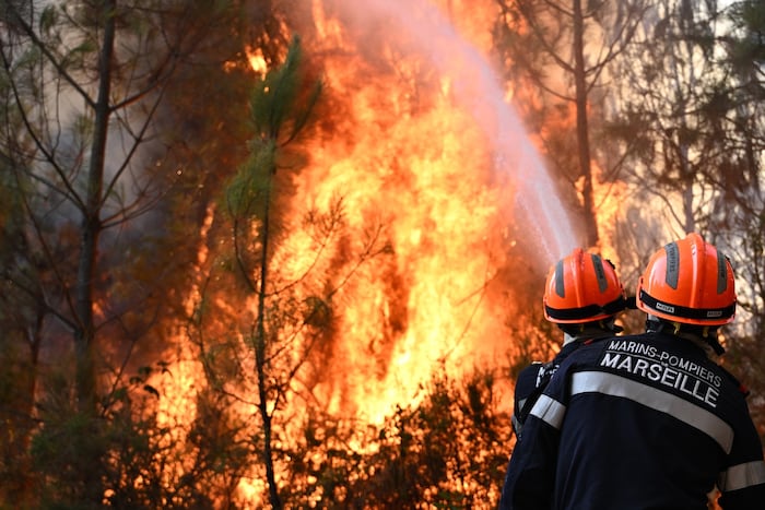 Feuerwehrkräfte bekämpfen einen Waldbrand nahe Blagon im Südwesten Frankreichs. Die verheerenden ...