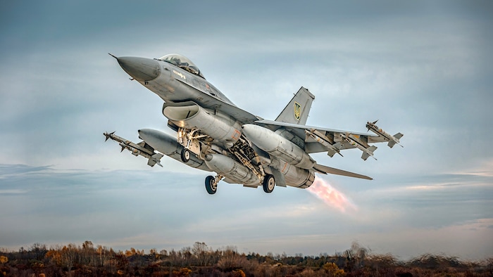 Ein ukrainischer F-16-Kampfjet beim Start (Archivbild)
