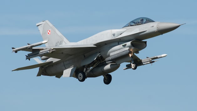 Eine F-16 stieg auf, um das Flugobjekt abzufangen. (Archivbild)