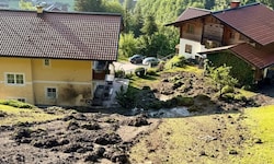 Hier wurde Schlimmeres verhindert: Die Mure ging zwischen Häusern ab.