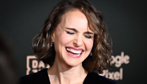 Natalie Portman hat überraschend auf Instagram ihren nackten Babybauch gezeigt.