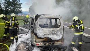 Ein Übergreifen der Flammen auf das angrenzende Waldstück konnte verhindert werden.