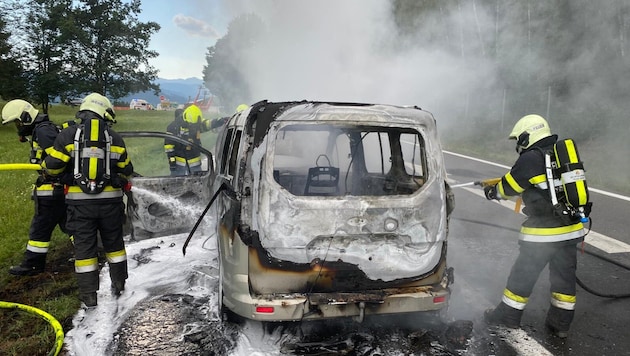 Ein Übergreifen der Flammen auf das angrenzende Waldstück konnte verhindert werden.