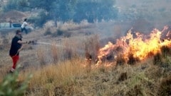 Beim Bekämpfen von Waldbränden auf Kreta sind zwei Feuerwehrleute ums Leben gekommen, ein ...