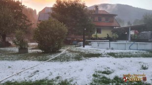 Fast wie im Winter – Hagel färbte die eigentlich grüne Wiese weiß.