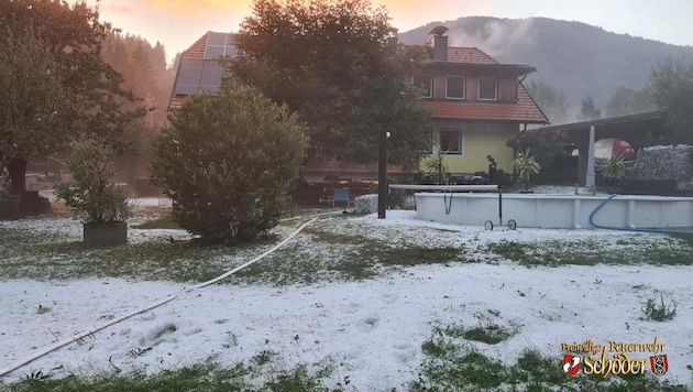 Fast wie im Winter – Hagel färbte die eigentlich grüne Wiese weiß.