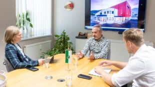 Günther Vallant im Gespräch mit „Kärntner Krone“-Chefredakteurin Clara Milena Steiner und ...
