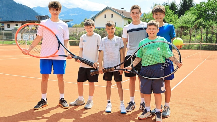 Finn, Niklas, Henri, Lukas, Raphael und Maxi (von links) stellten ihr Tennistalent unter Beweis. ...