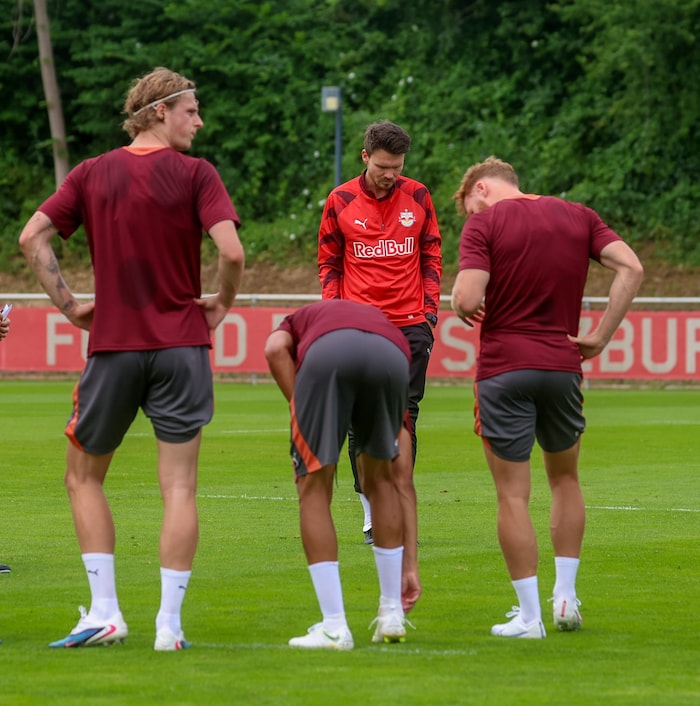 Kjaergaard (li.) ist beim Trainer dabei.