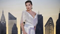 Wie ein funkelnder Luxus-Lampenschirm: Florence Pugh zog in ihrer silbernen Couture-Robe bei der ...