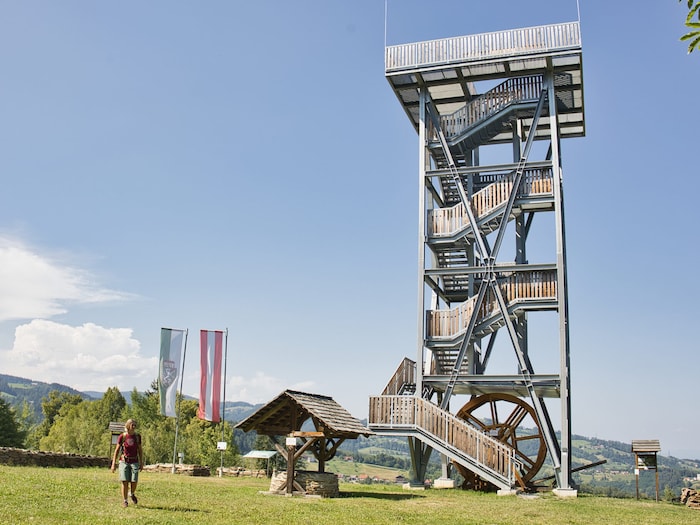 Ein beeindruckender Weitblick eröffnet sich von der Aussichtswarte Altburg.