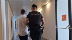 Vorbei am Notausgang: Der Angeklagte wurde aus der U-Haft zum Prozess in Eisenstadt vorgeführt.