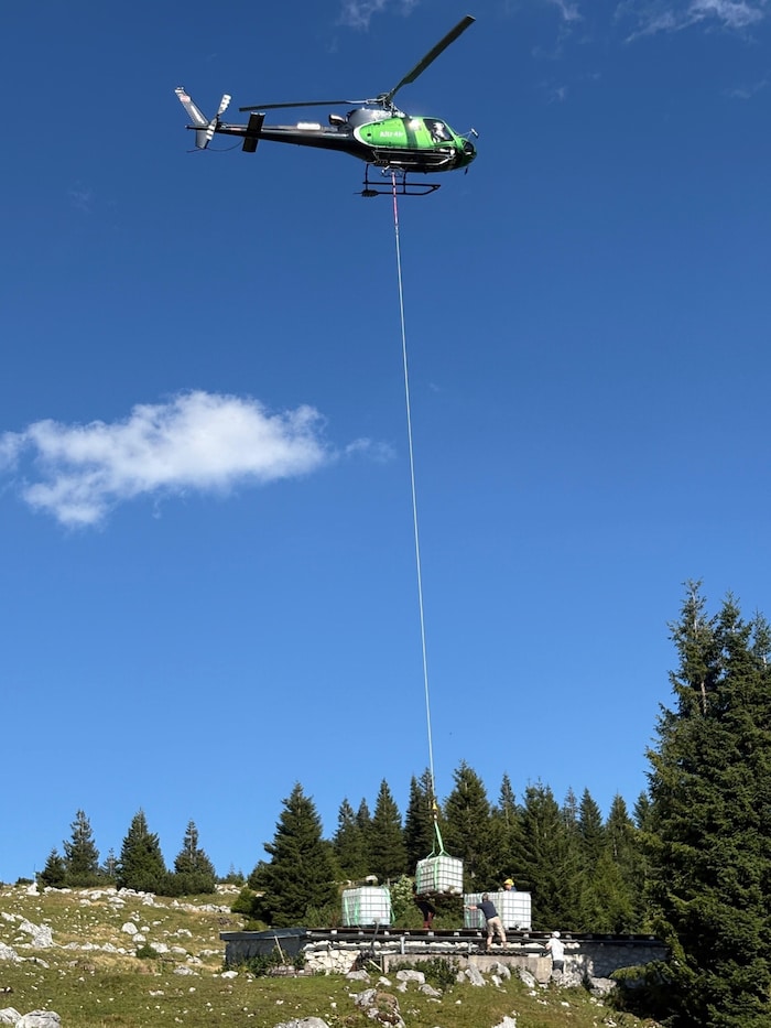 Ein 738-PS-starker Hubschrauber der KitzAir aus Kitzbühel flog neunmal auf den Hochlecken, ...