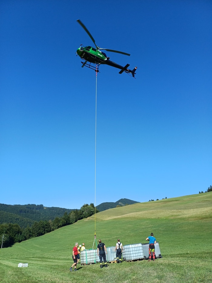 ... brachte in Boxen 7000 Wasser auf den Berg.
