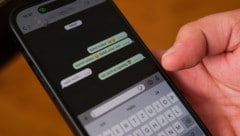 Gerade beim Kennenlernen spielt sich bei Jugendlichen viel über das Handy ab.