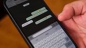 Gerade beim Kennenlernen spielt sich bei Jugendlichen viel über das Handy ab.