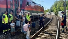 Viele Kinder waren unter den 250 Fahrgästen, die teils mit schwerem Reisegepäck evakuiert werden ...