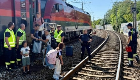 Viele Kinder waren unter den 250 Fahrgästen, die teils mit schwerem Reisegepäck evakuiert werden ...