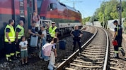 Viele Kinder waren unter den 250 Fahrgästen, die teils mit schwerem Reisegepäck evakuiert werden ...
