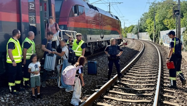 Viele Kinder waren unter den 250 Fahrgästen, die teils mit schwerem Reisegepäck evakuiert werden ...