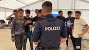 Flüchtlingsankunft 2022 in Nickelsdorf: Der Zustrom von Flüchtlingen aus Ungarn – die meisten ...
