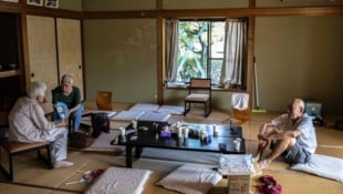 Nach dem Erdbeben in Japan harren Tausende Menschen in Notunterkünften aus, darunter viele ...