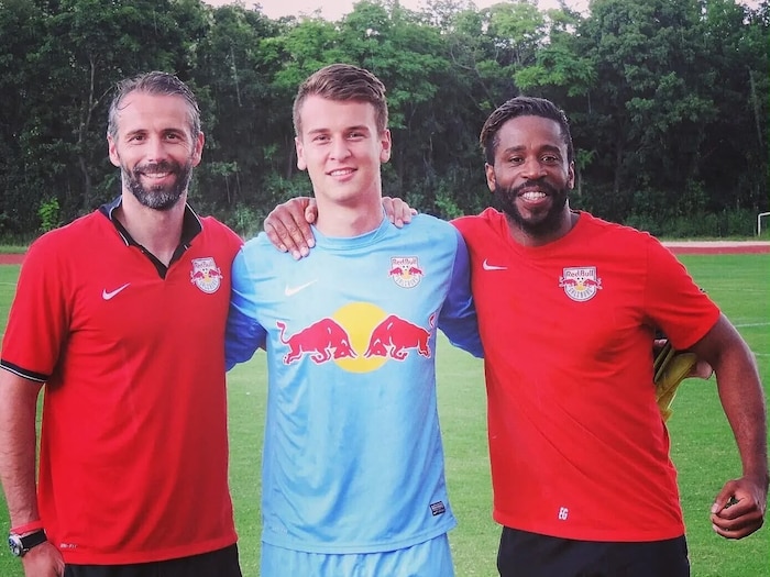 Valentino Jovic mit Marco Rose (li.) und Eddie Gustafsson (re.) in Akademie-Zeiten.