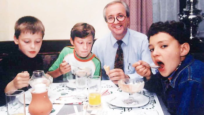 Altbürgermeister Franz Sierlinger im Jahre 1997 mit den Kindern.